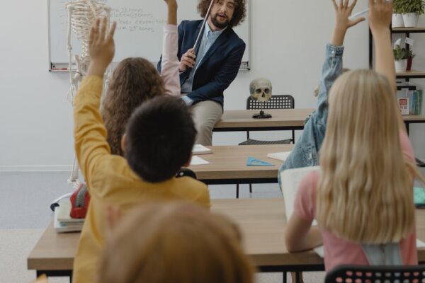 Kaip organizuoti interaktyvią parodą mokykloje: praktinis vadovas mokytojams su edukaciniais įrankiais ir metodais