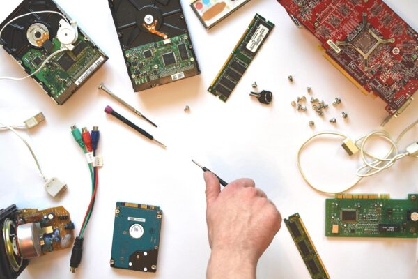 Kaip pasirinkti patikimą kompiuterių remonto meistrą Vilniuje: 10 kriterijų, kuriuos privalo žinoti kiekvienas